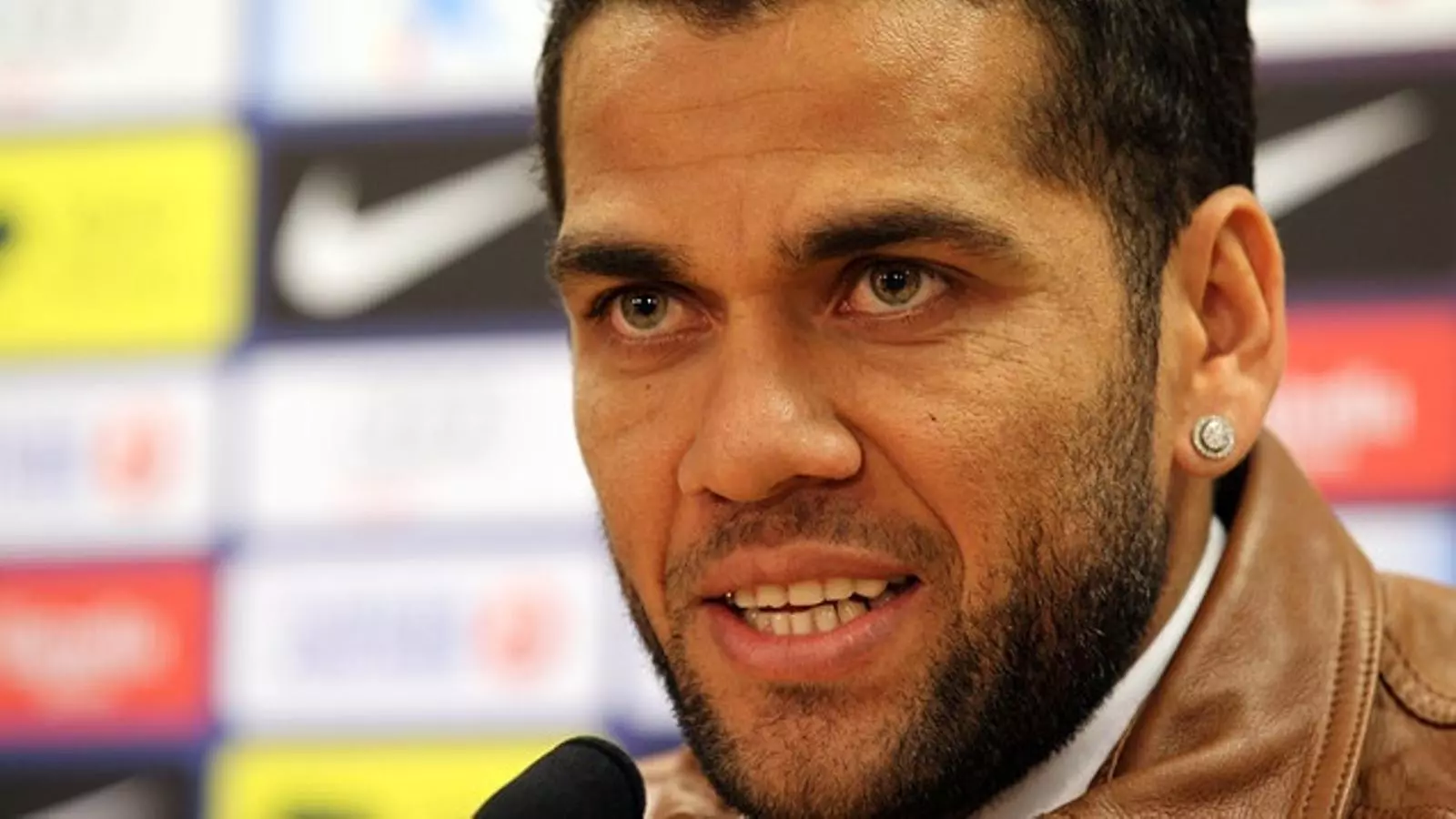 Dani Alves en roda de premsa