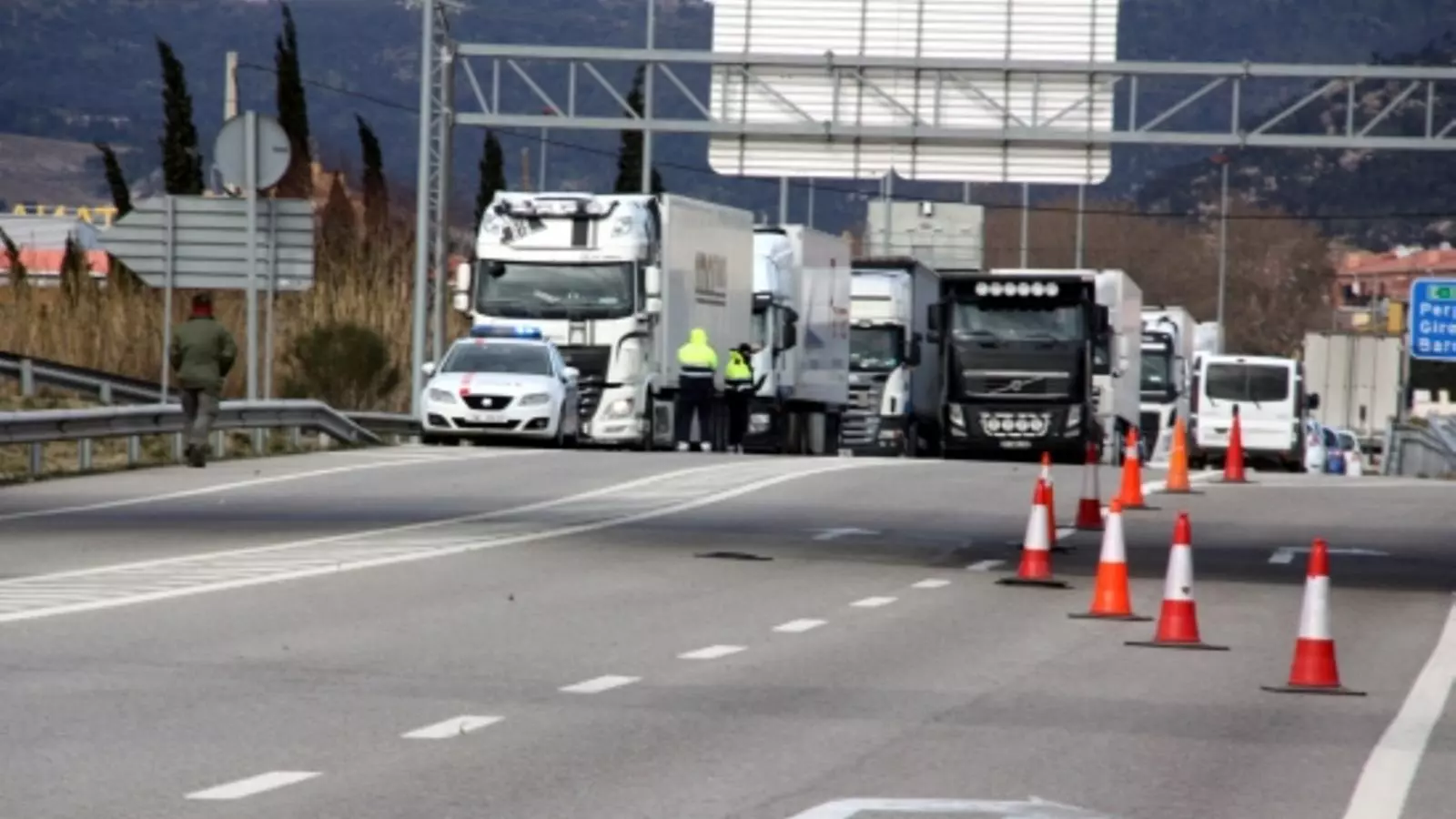 N-II a la Jonquera amb una de les entrades a l'AP-7 tallada i els Mossos d'Esquadra restringint el pas de camions en sentit nord a l'altre / ACN