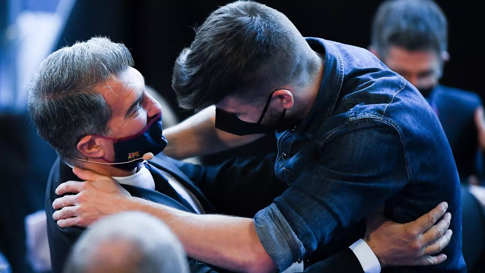 Joan Laporta abrazando Gerard Piqué al palco del Camp Nou después de tomar posesión como presidente del Barça.