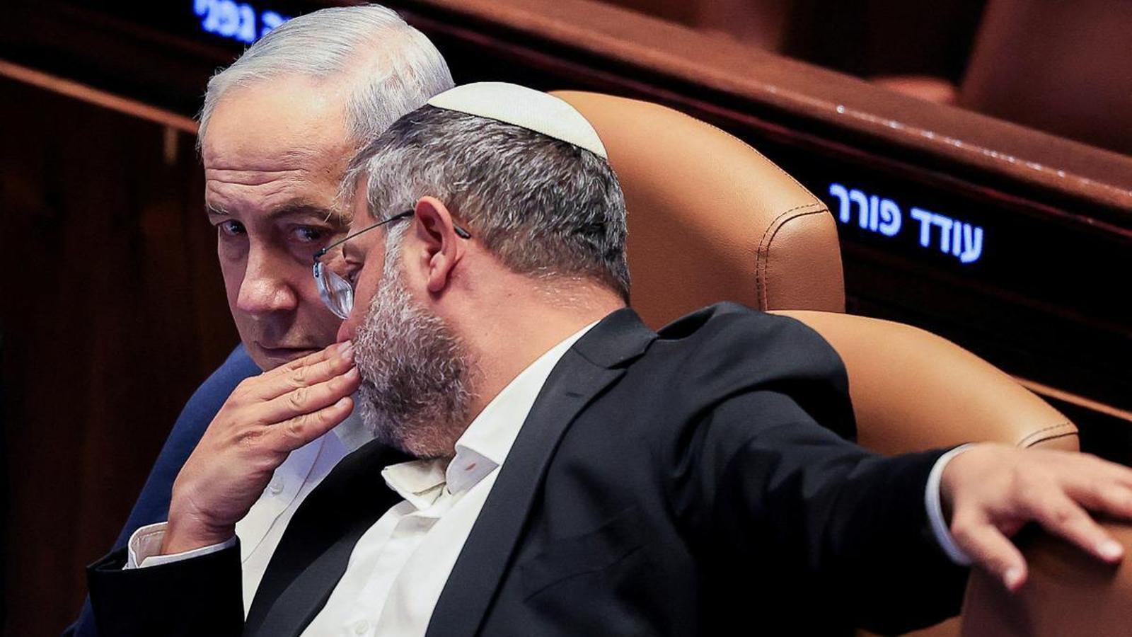 El ministro de Seguridad Nacional de Israel, Itamar Ben-Gvir, habla con el primer ministro Benjamin Netanyahu en el Parlamento israelí.