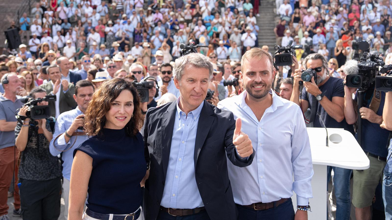 The leader of the People's Party (PP), Alberto Núñez Feijóo, with the president of Madrid, Isabel Díaz Ayuso, at the event in Arganda del Rey.