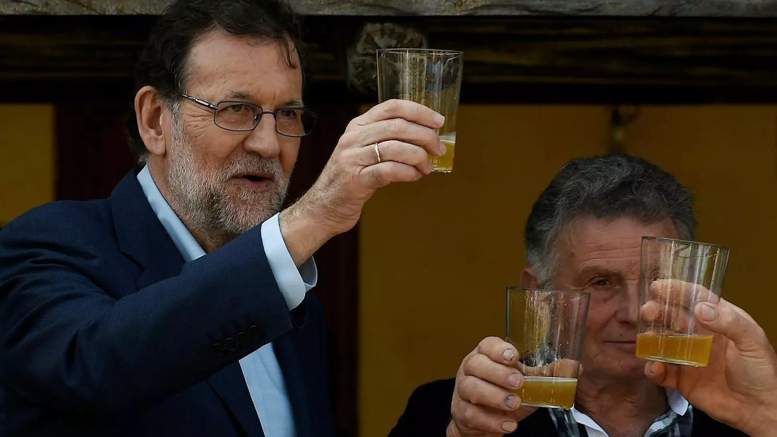 Rajoy a Pontevedra: del cop de puny a un bany de masses