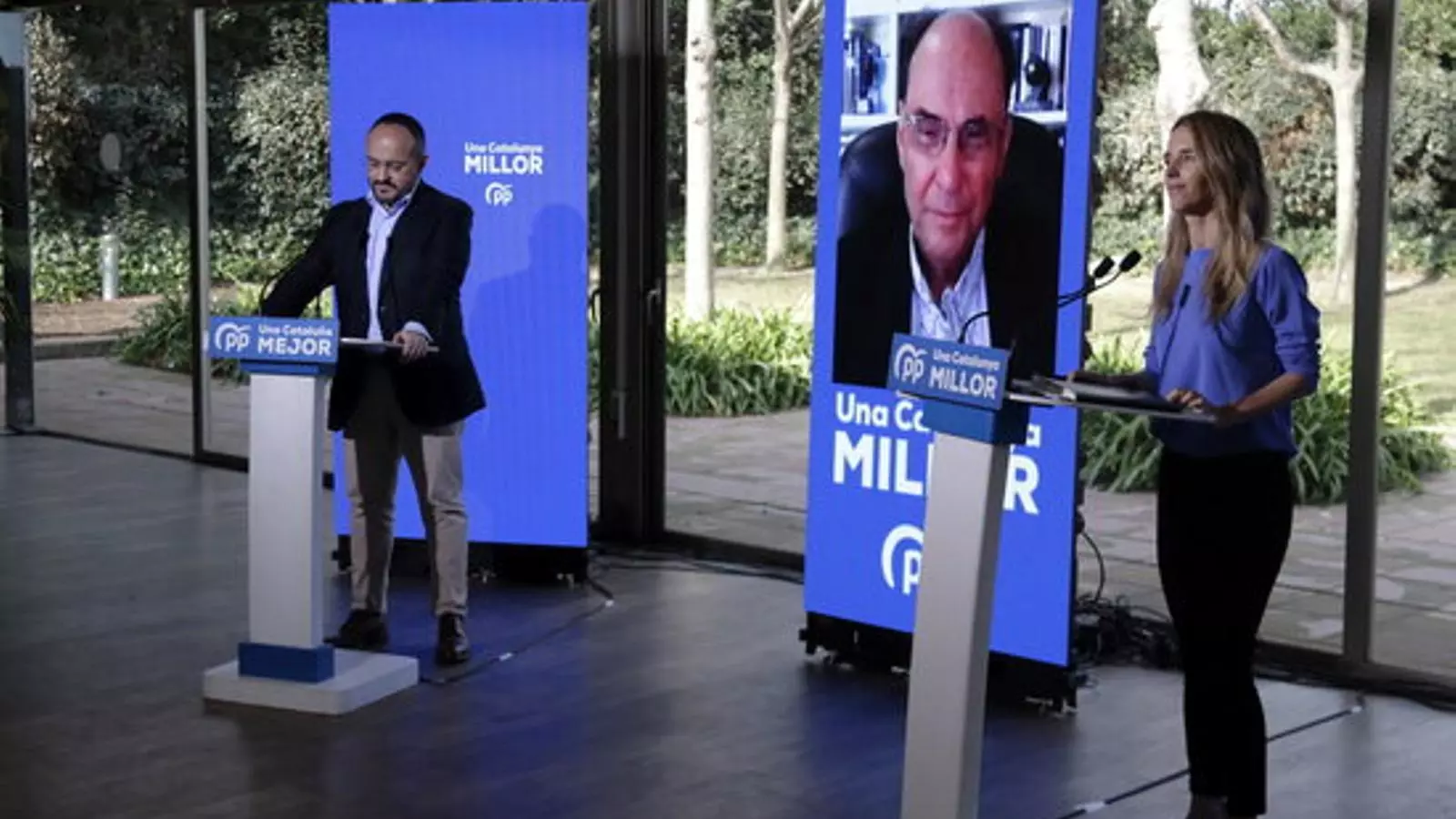 El candidat del PPC a la presidència de la Generalitat, Alejandro Fernández, i la diputada del PP al Congrés Cayetana Álvarez de Toledo, en un acte electoral a Barcelona