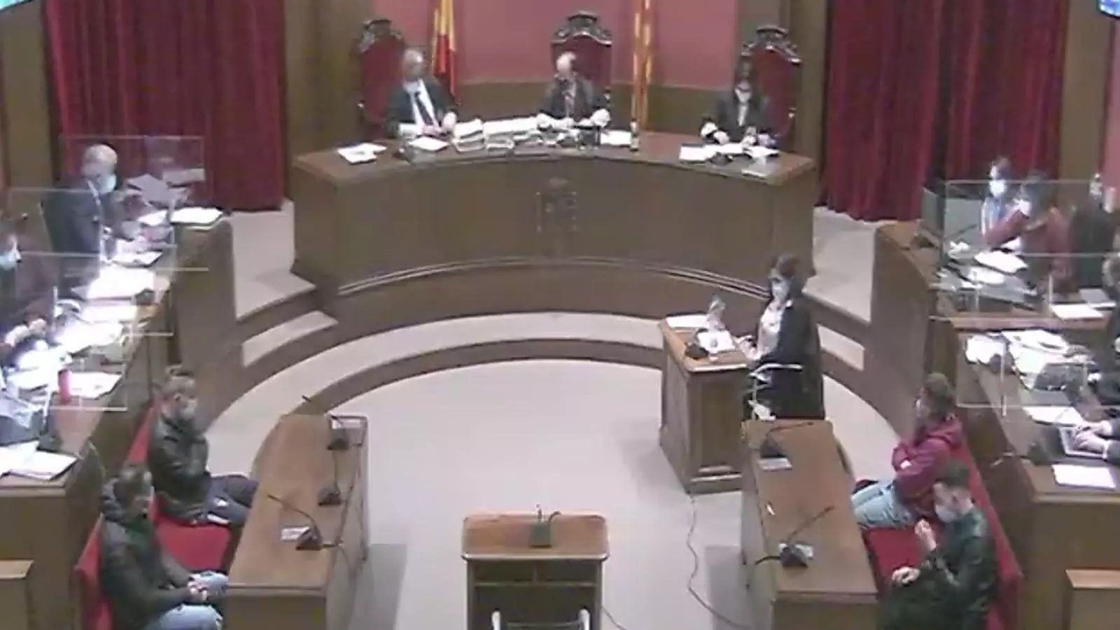 Los cuatro acusados, a los laterales, durante el juicio a la Audiencia de Barcelona.