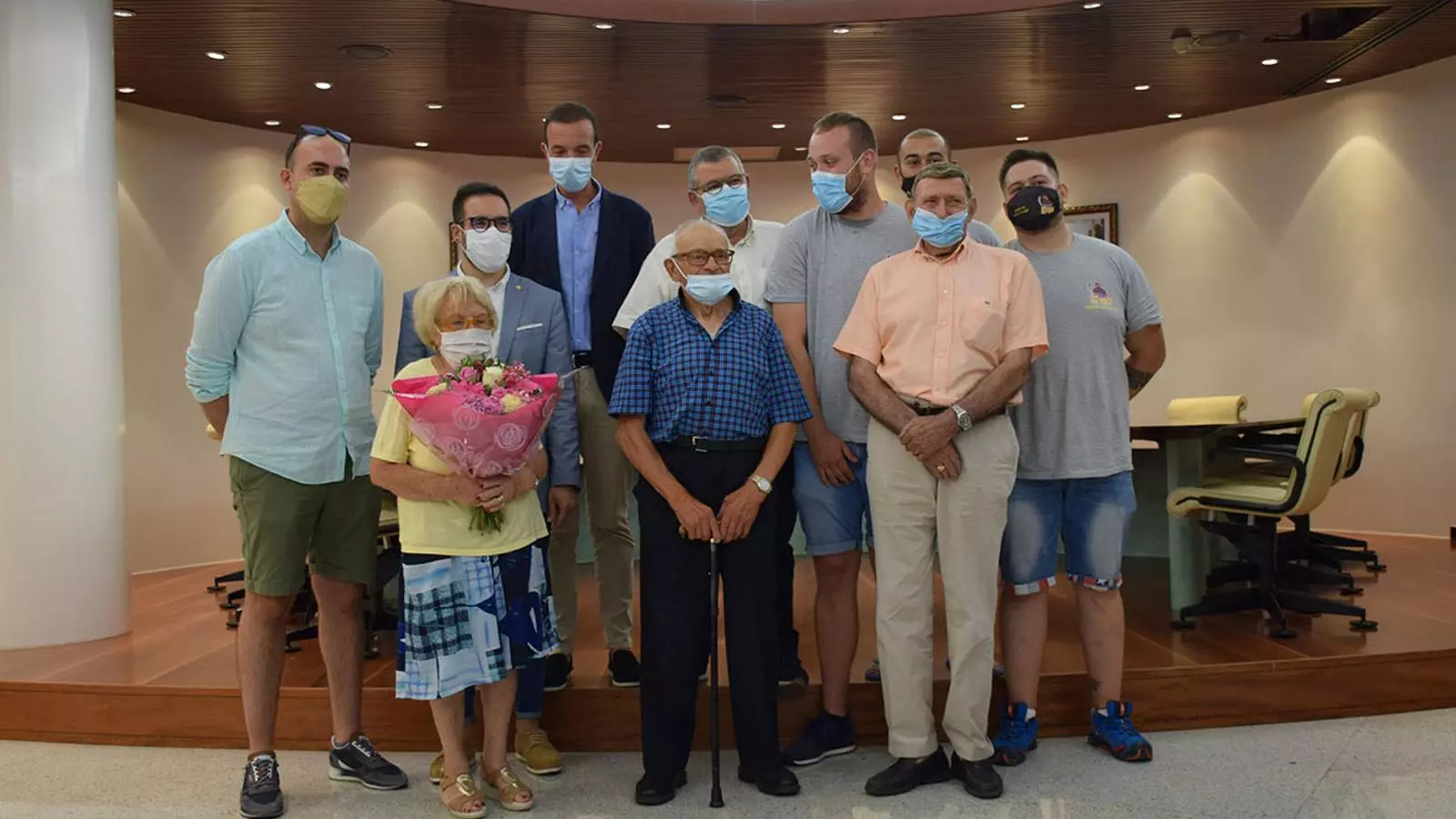 Els padrins homenatjats amb els membres de la comissió de festes i les autoritats.