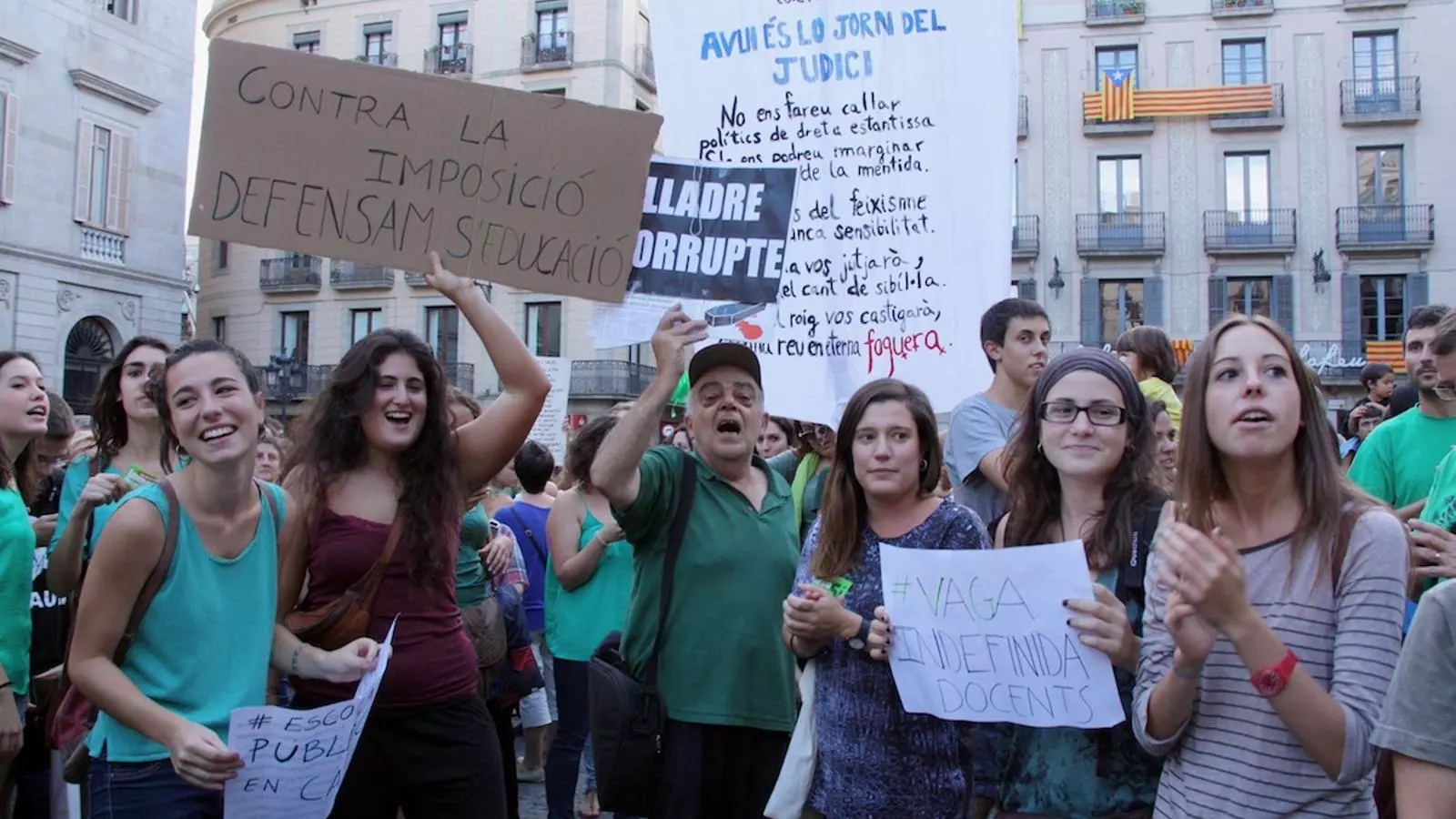 Manifestants a la plaça Sant Jaume de Barcalona en suport de les protestes a les Illes Balears contra el decret de trilingüisme del govern de José Ramón Bauzá / ACN