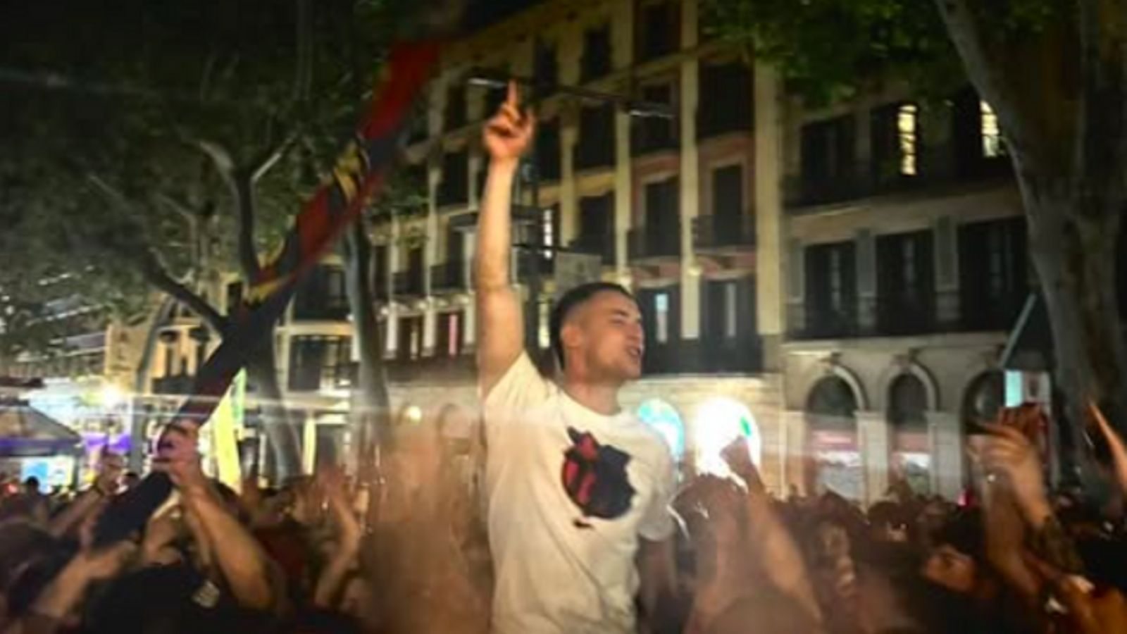 Marc Casadó celebrating the League in Canaletes.