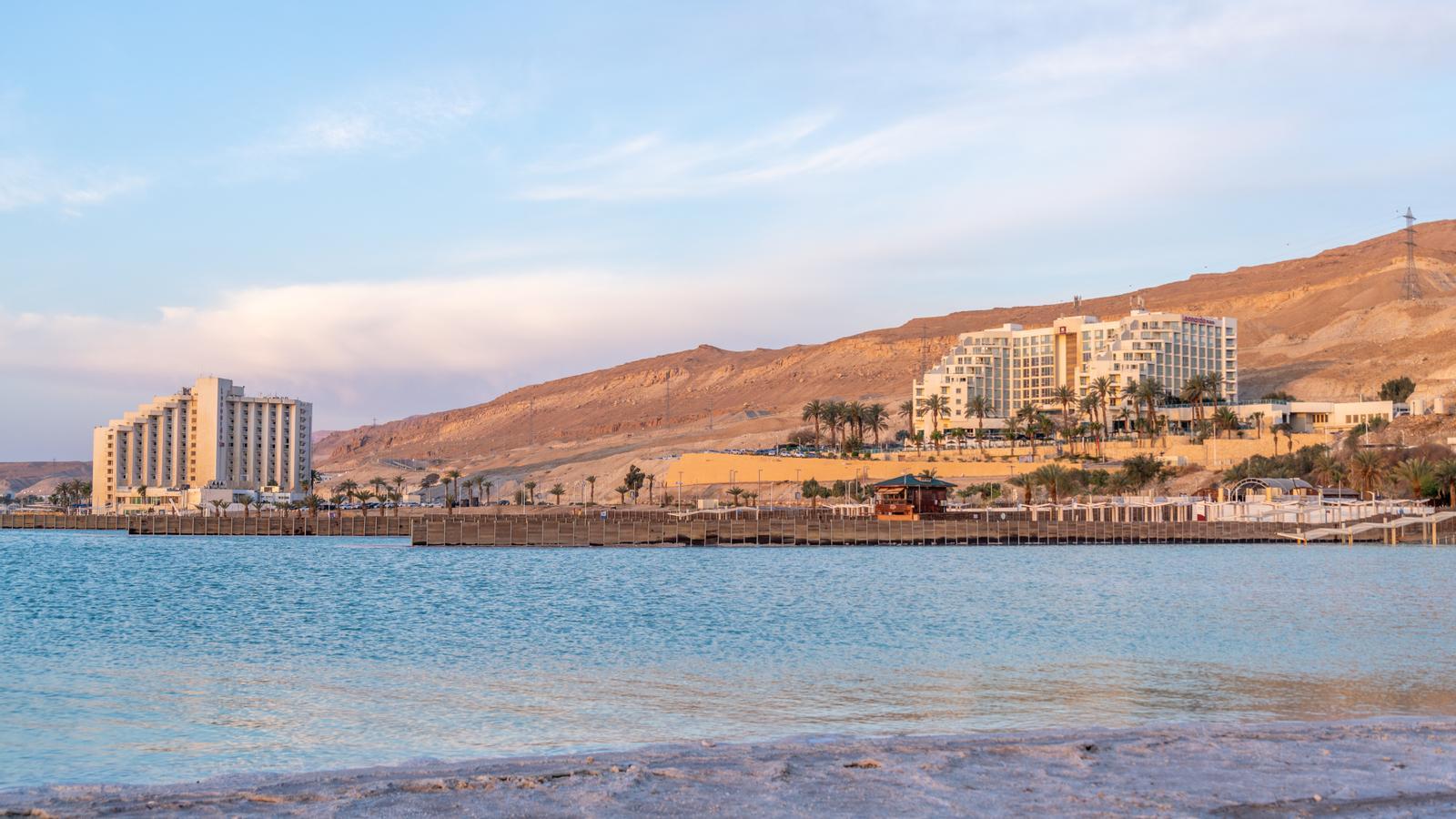 La zona hotelera de Ein Bokek, en la orilla israelí del mar Muerto, a primera hora de la mañana, en una imagen de archivo.