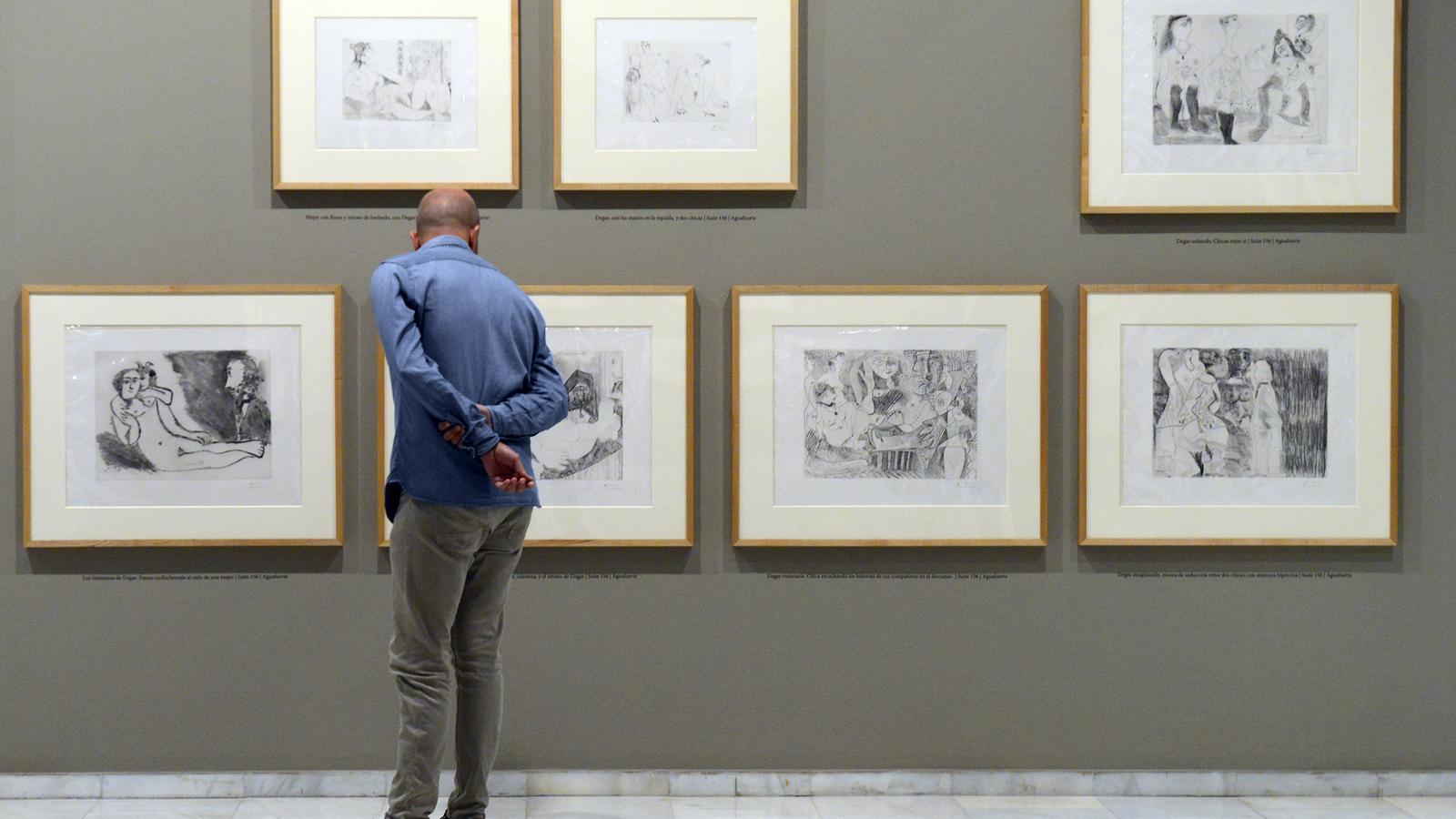 Un home contempla algunes de les obres de l'exposició 'Picasso. Models de desig' organitzada per la Fundació Bancaixa a València