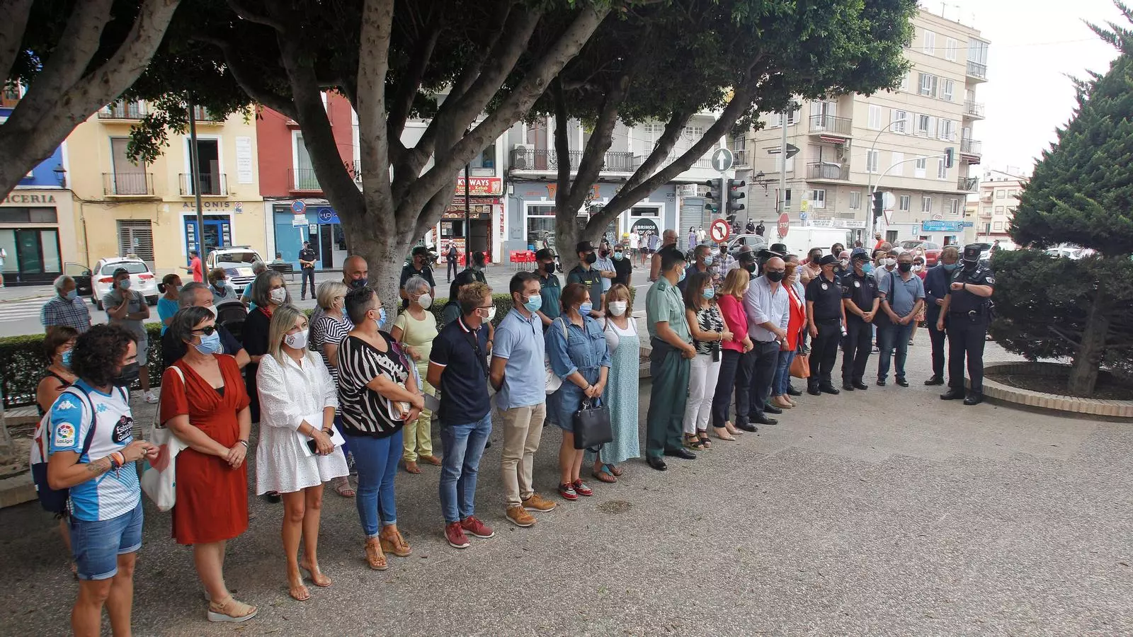 El poble de la Vila Joiosa guardant un minut de silenci per la víctima de l'últim assassinat masclista