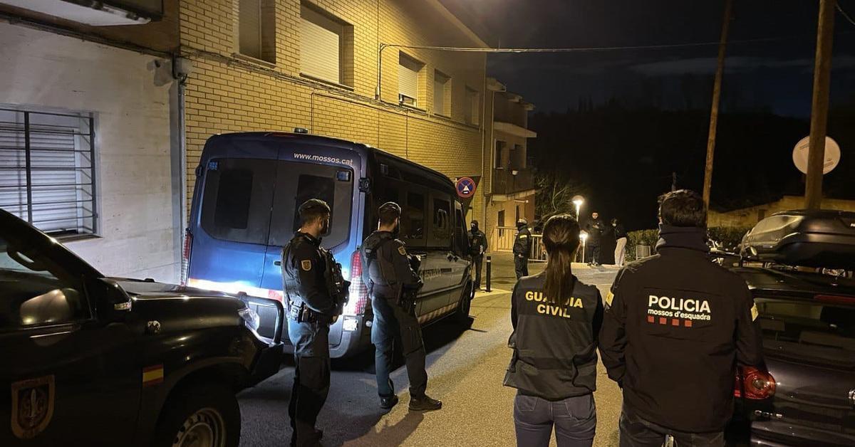 カタルーニャ州の各地で警察による反聖戦作戦が進行中