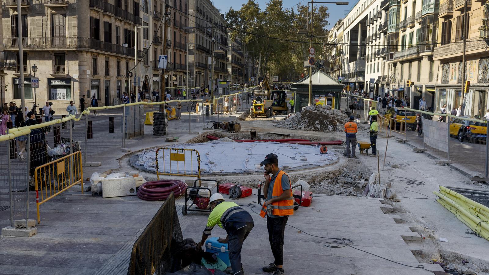 Operarios trabajando en la Rambla alrededor del mosaico de Miró en el Pla de l'Os.