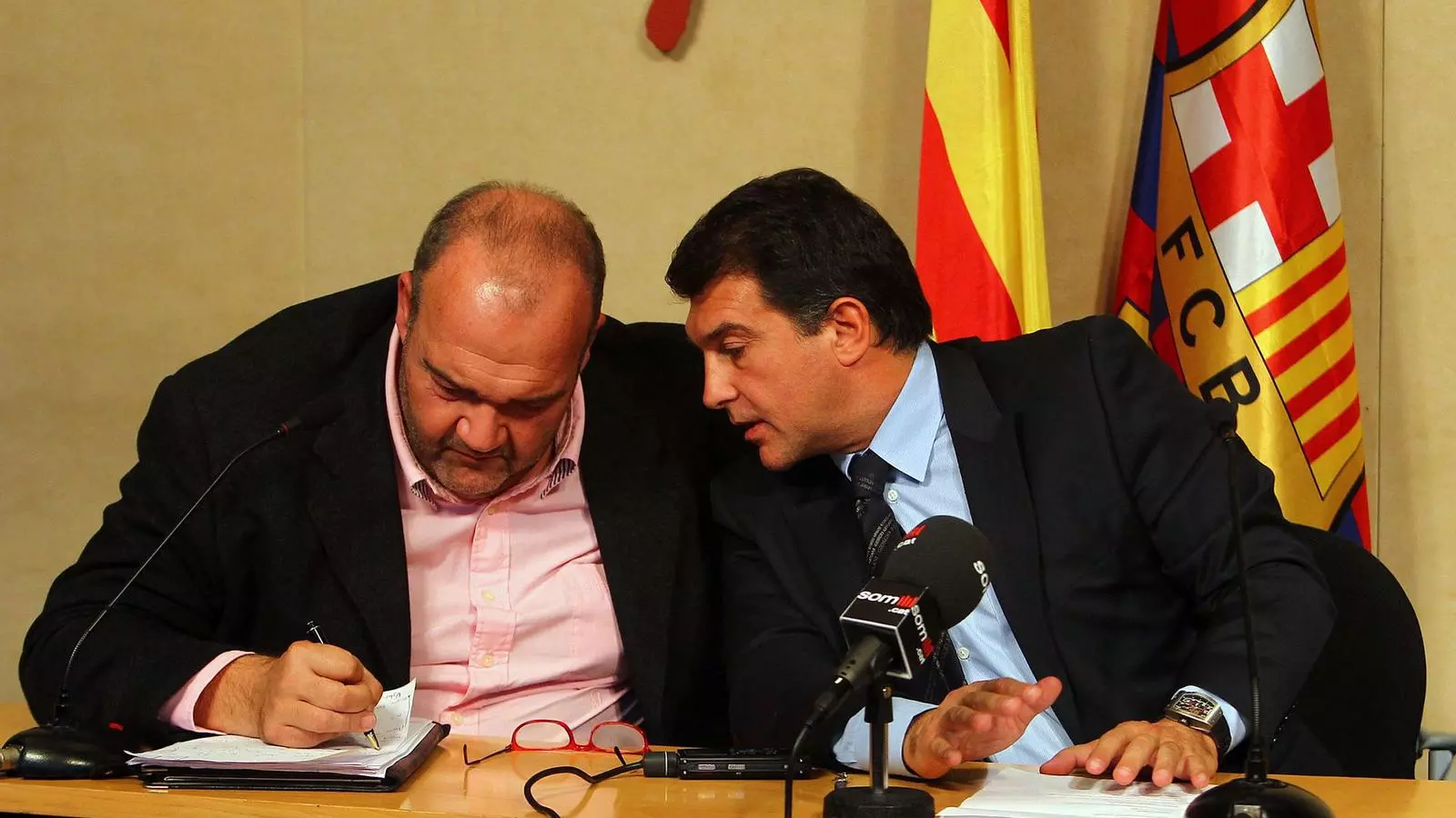 Joan Oliver al costat de Joan Laporta. Oliver va ordenar que quatre vicepresidents fossin espiats sense el seu consentiment i el del mateix Laporta.