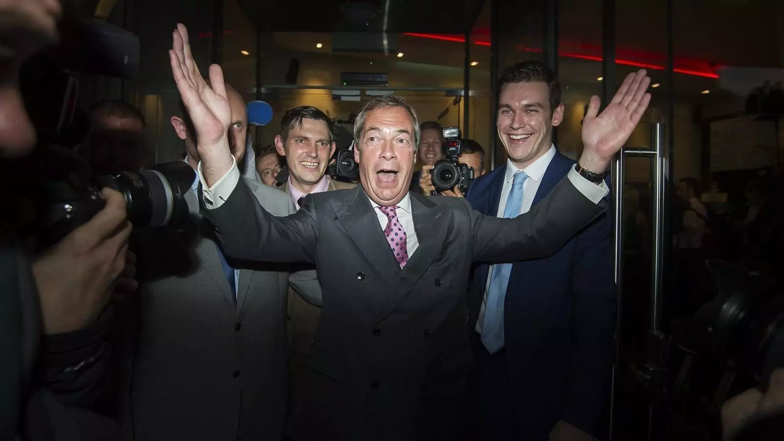 El líder del UKIP, Nigel Farage, celebrant dijous els primers resultats de la nit, que ja donaven la victòria als partidaris del Brexit.