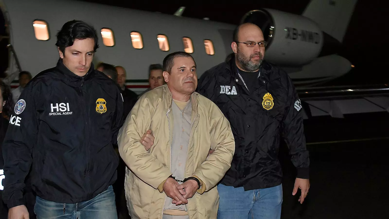El Chapo arribant escortat per policies a l’aeroport de Nova York el 19 de gener del 2017.