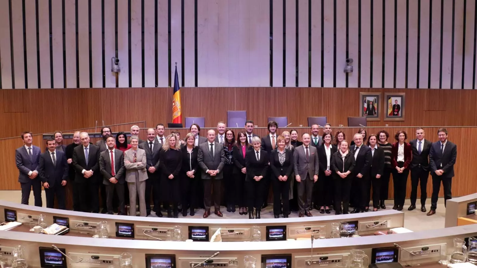 La foto de família durant la darrera sessió de la legislatura al Consell General.