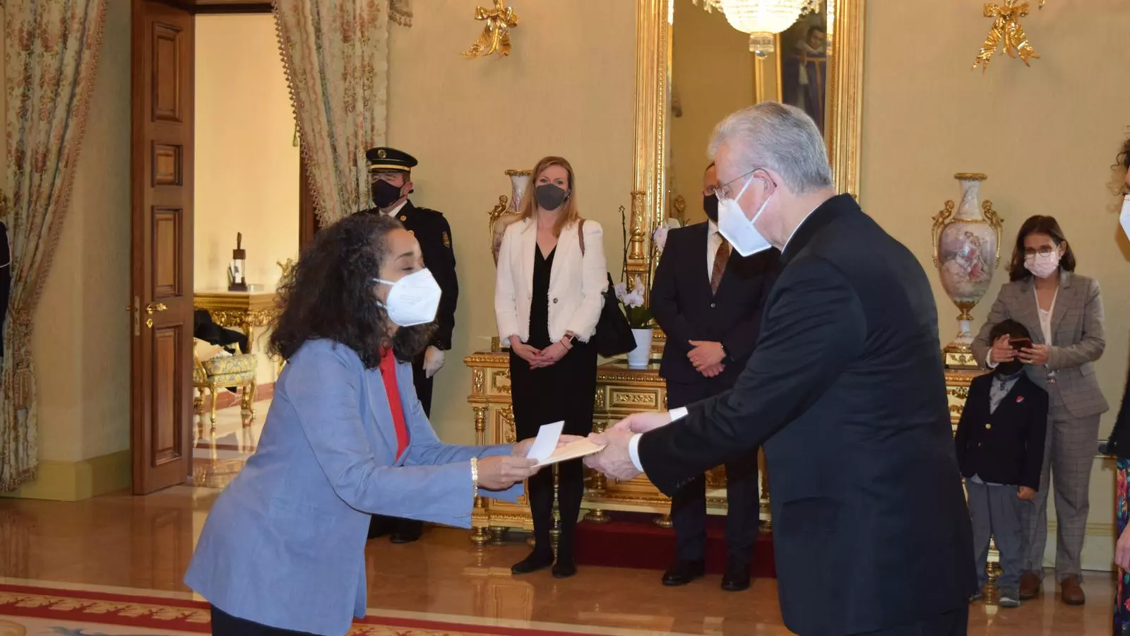 El copríncep episcopal, Joan-Enric Vives, rep les cartes credencials de l'ambaixadora dels Estats Units, Julissa Reynoso.