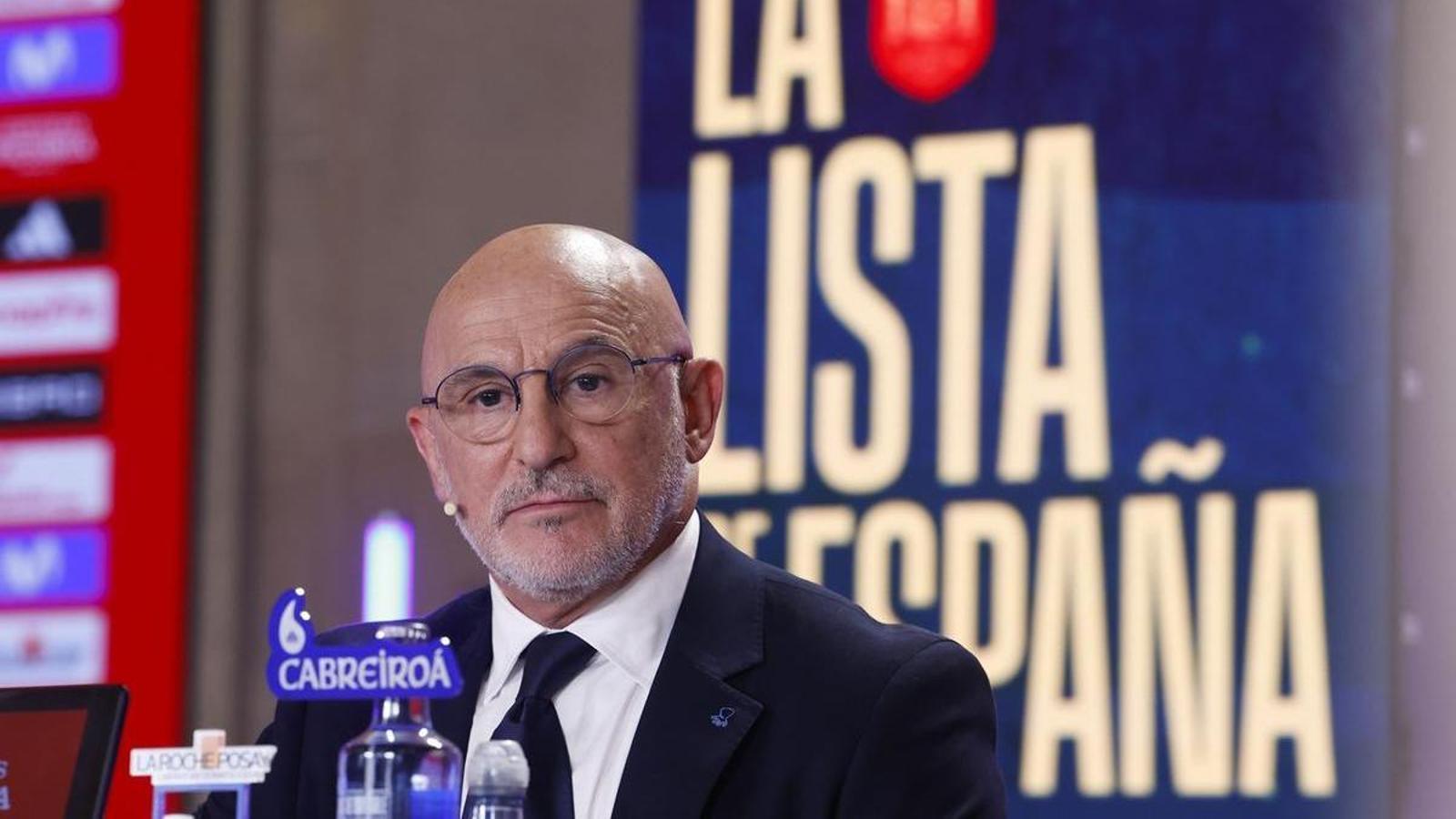 Luis de la Fuente, seleccionador español, dando la lista de convocados al Mundial de fútbol masculino de este año, el 25 de mayo.