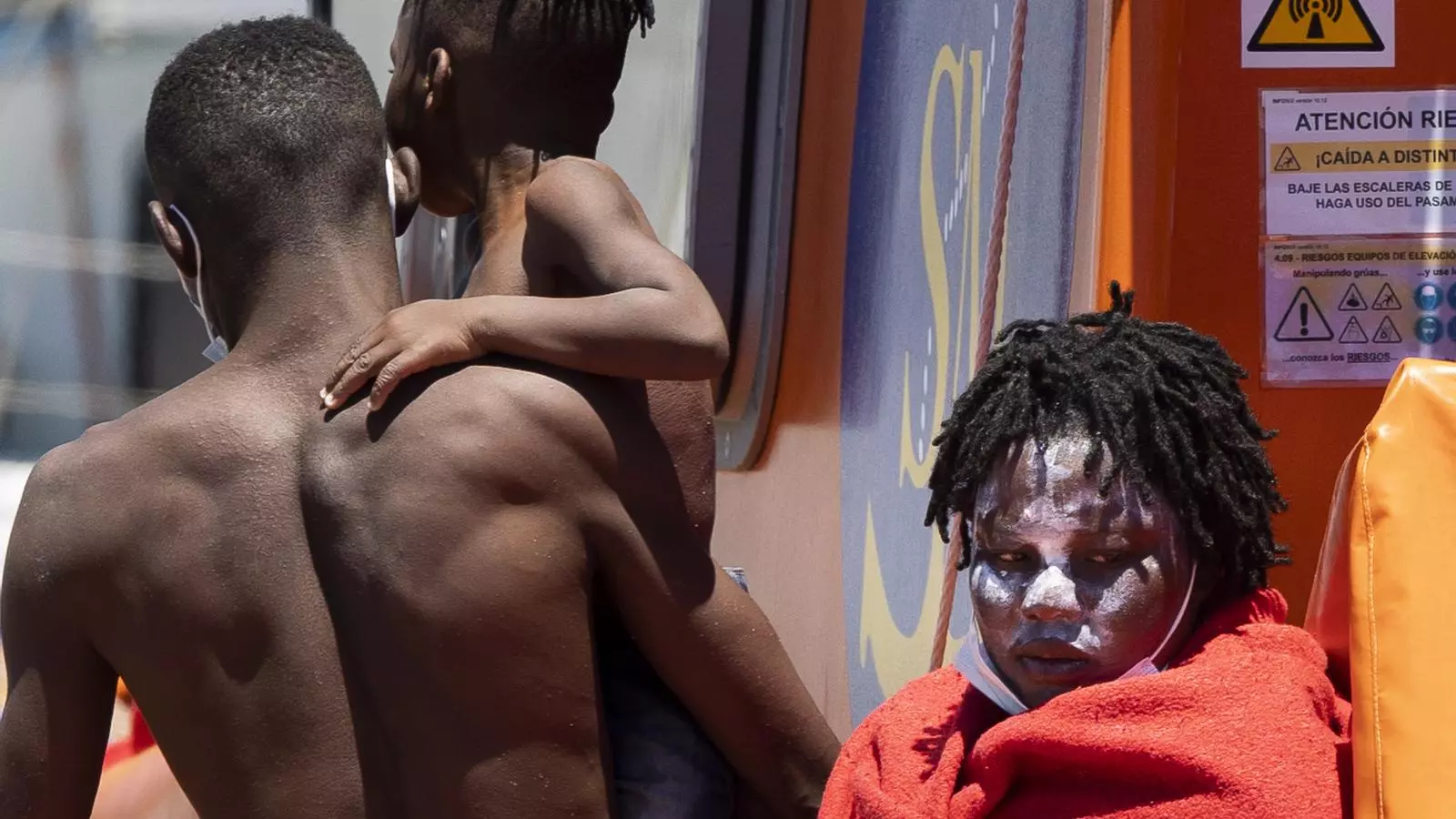 Salvament Marítim ha rescatat a 8 milles a sud de Gran Canària una pastera amb 63 immigrants, 11 d'ells nadons.