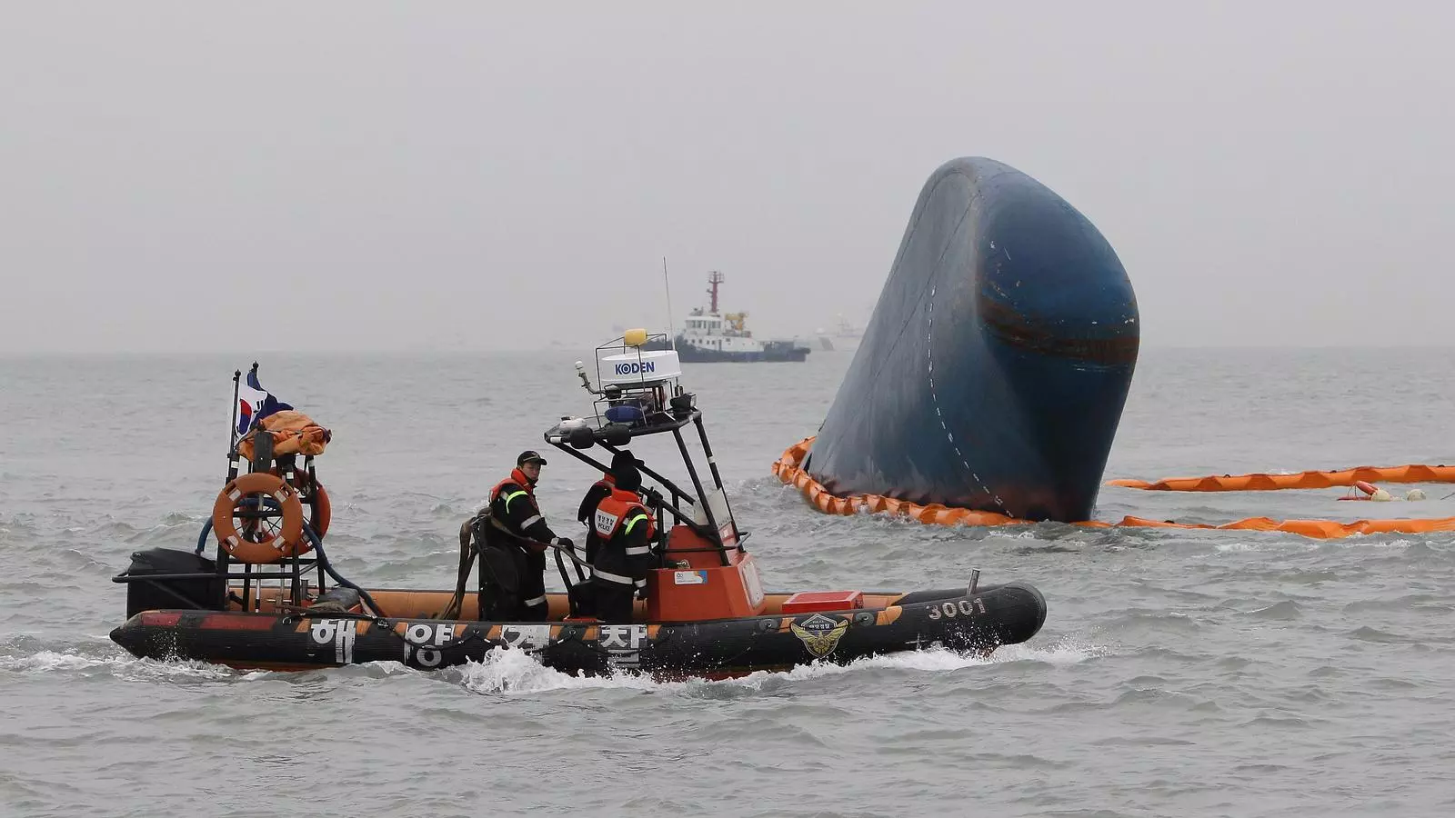 La guardia costanera sud-coreana i els equips de rescat continuen buscant supervivents en el naufragi d'un vaixell / GETTY