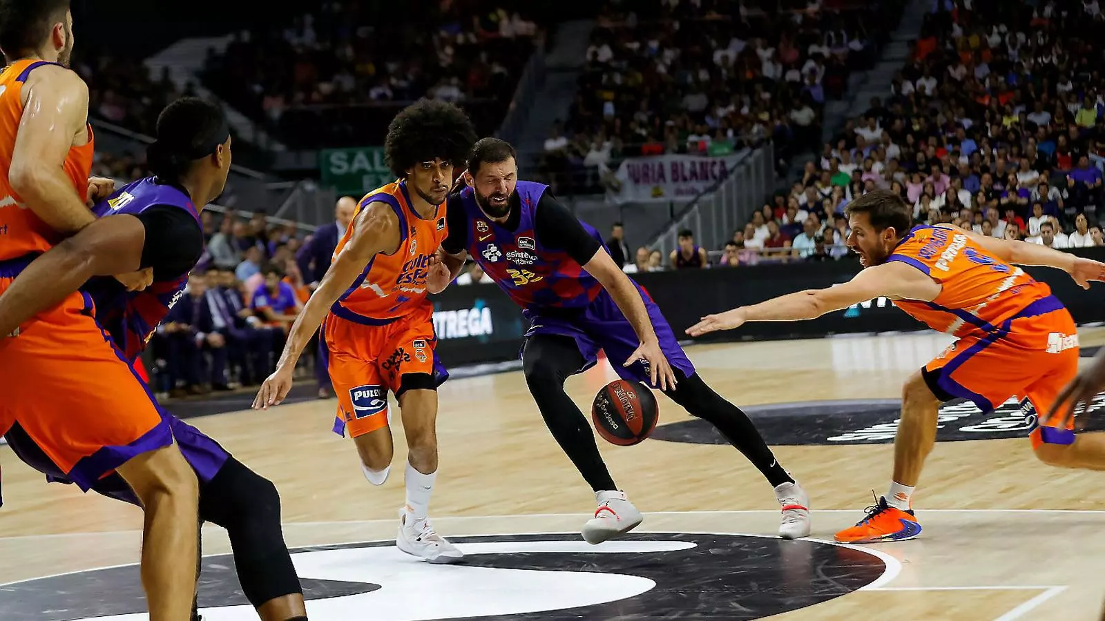 Nikola Mirotic lluitant amb el francès Louis Labeyrie durant la semifinal de la Supercopa Endesa.