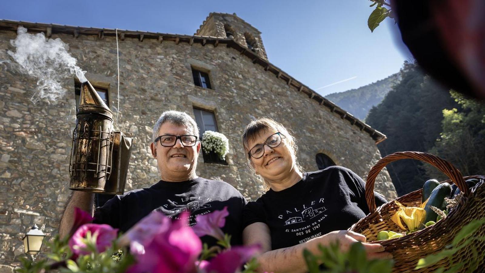 Hostal Santuario del Paller, en la fotografía Esteve Vivó y Neus Ruíz en el jardín del restaurante.