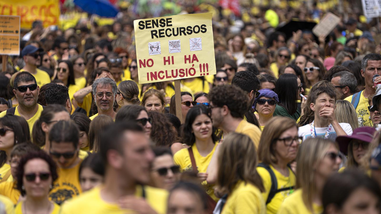 Demonstration of teachers on Passeig Lluís Companys in Barcelona