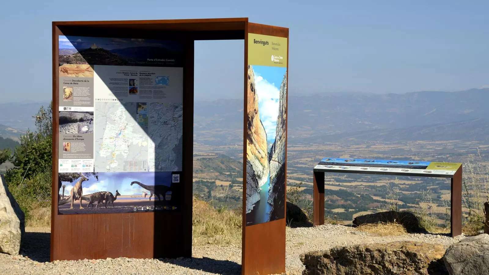 Una porta d'entrada al territori Geoparc Conca de Tremp col·locat a l'alt de Comiols des d'on es pot veure tota la Conca de Tremp.