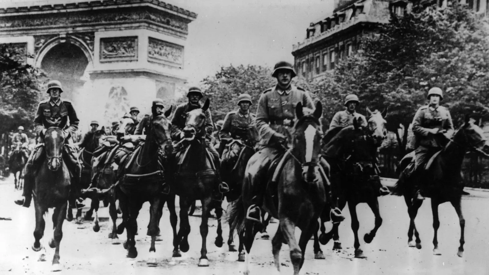 Soldats germànics desfilant pels Camps Elisis de París