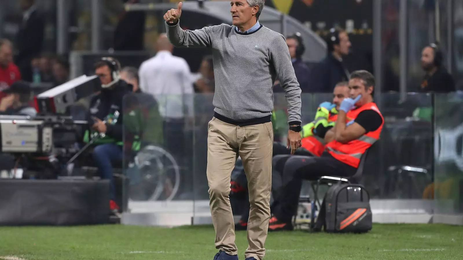 L'entrenador Enrique Setién donant instruccions durant un partit en una imatge d'arxiu