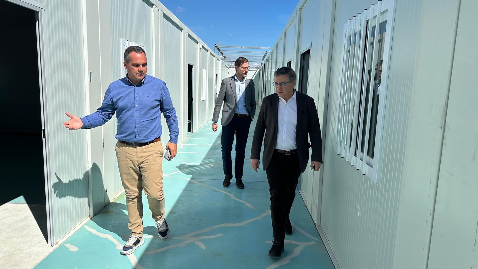Valencian Minister of Education, José Antonio Rovira, visiting the installation of prefabricated classrooms at the Berenguer dalmau de Catarroja Institute.