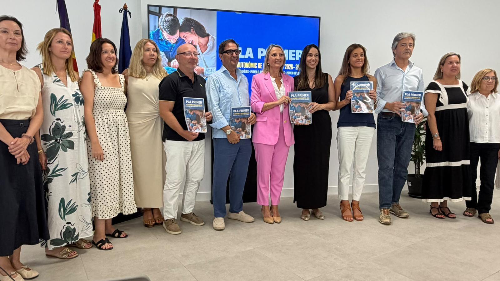 La consellera de Treball, Catalina Cabrer, acompanyada de representants dels sindicats i les patronals