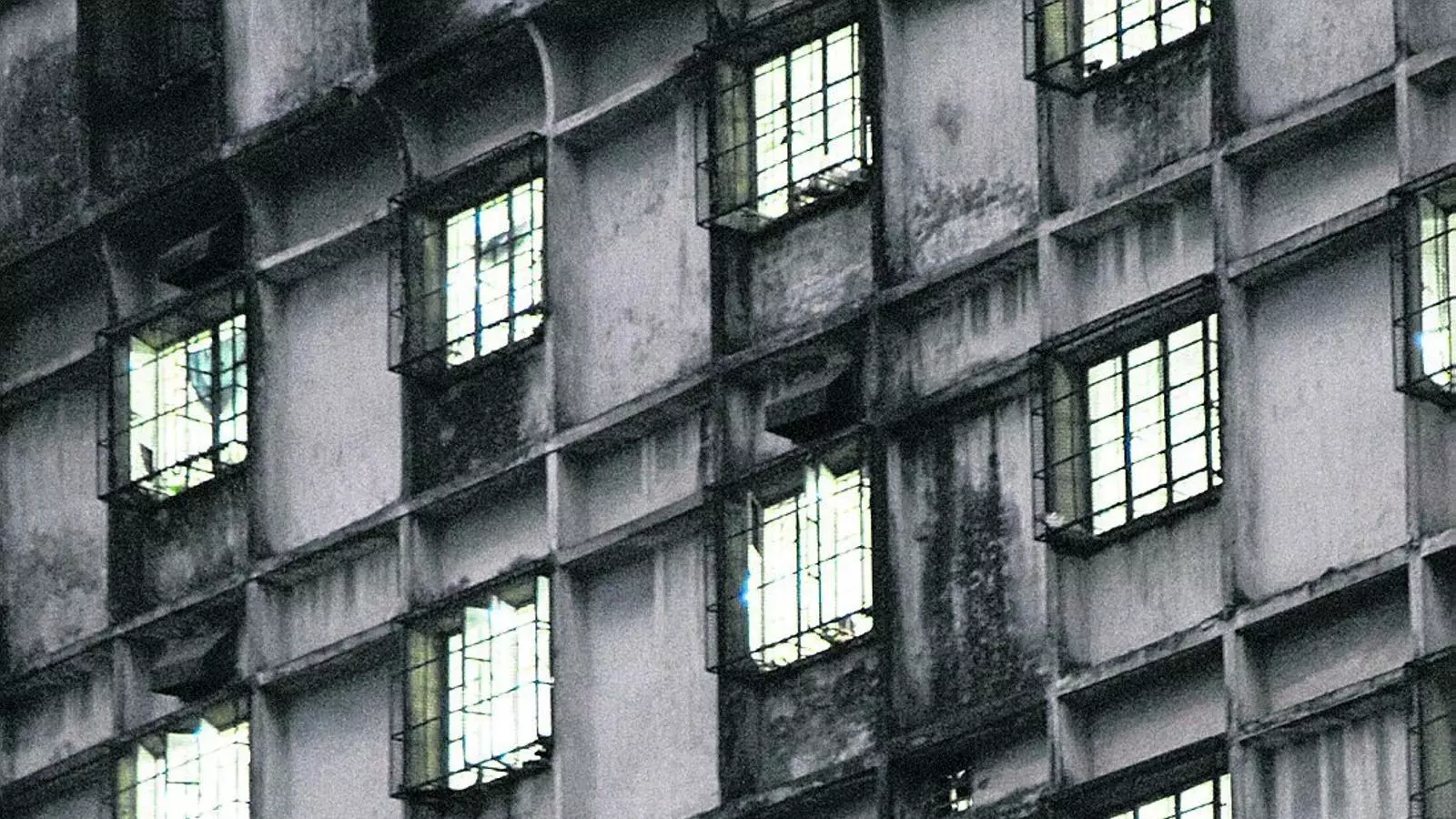 FÀBRIQUES DE PISOS
Exterior d'una empresa tèxtil, a la ciutat de Dacca, a Bangla Desh, on fa uns dies es va enfonsar un edifici semblant.