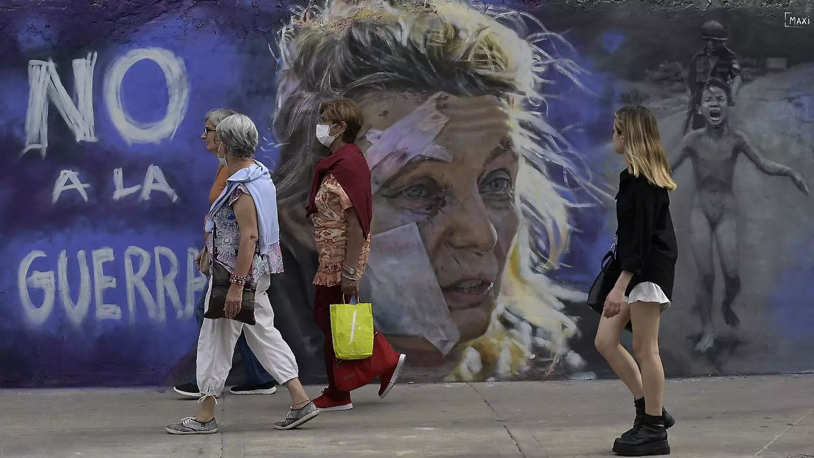 No a la guerra, mural de Maximiliano Bagnasco en Buenos Aires inspirado en una de las fotos convertidas en icónicas y que la propaganda rusa intenta desacreditar.
