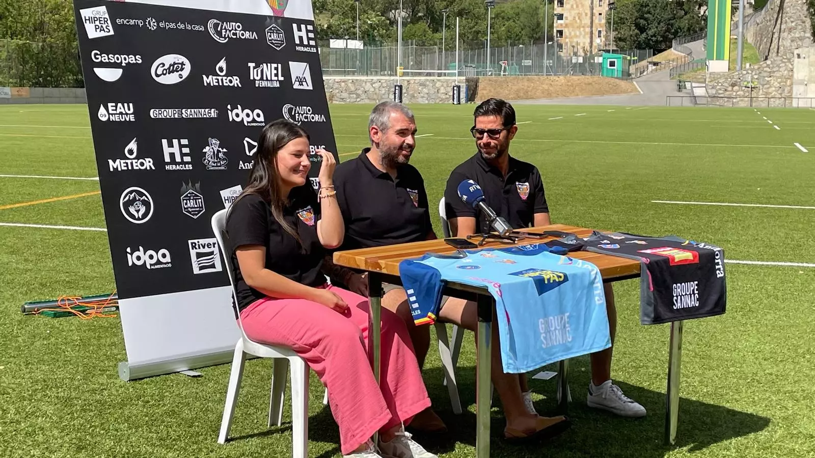 El president del club, Gerard Giménez, al centre, acompanyat de la gerent i el vicepresident.