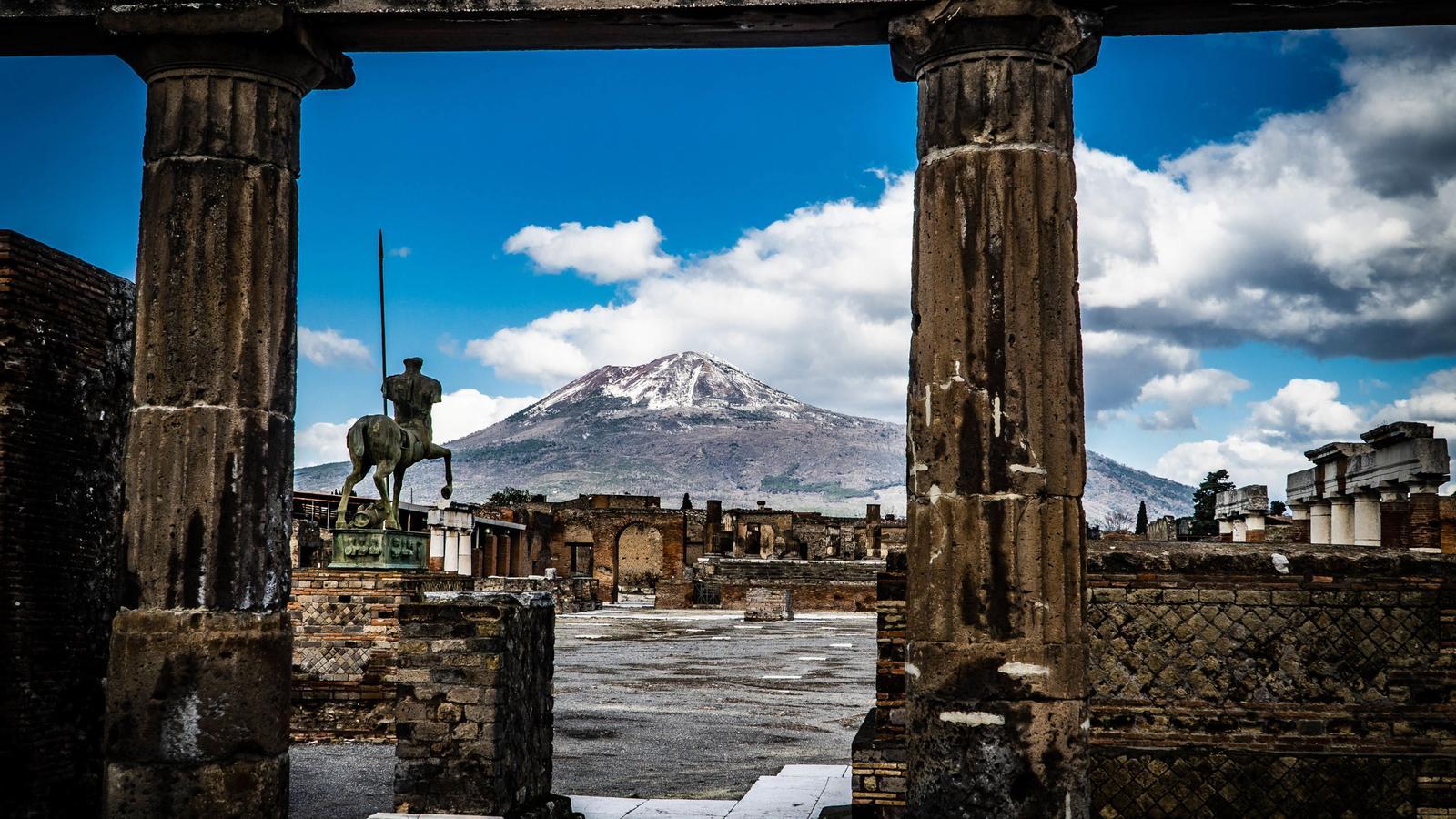 Las ruinas de Pompeya con el Vesubio al fondo todo nevado, Italia