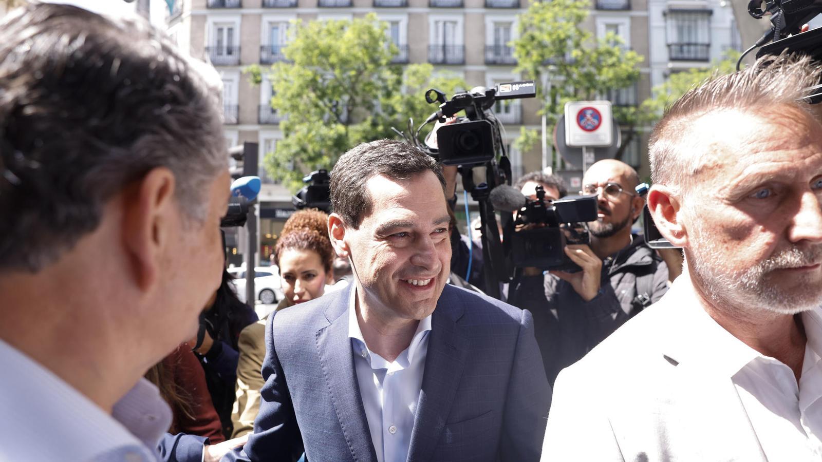 El presidente andaluz en funciones y candidato del PP, Juanma Moreno Bonilla, a la llegada a la sede estatal de los populares