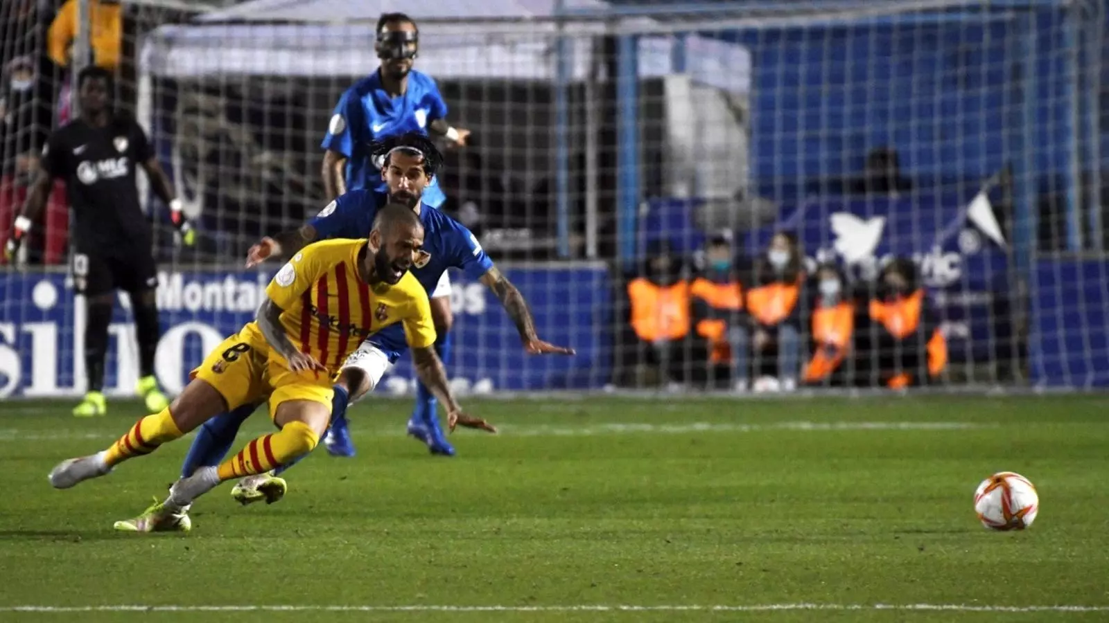 Alves, en acción al campo del Linares