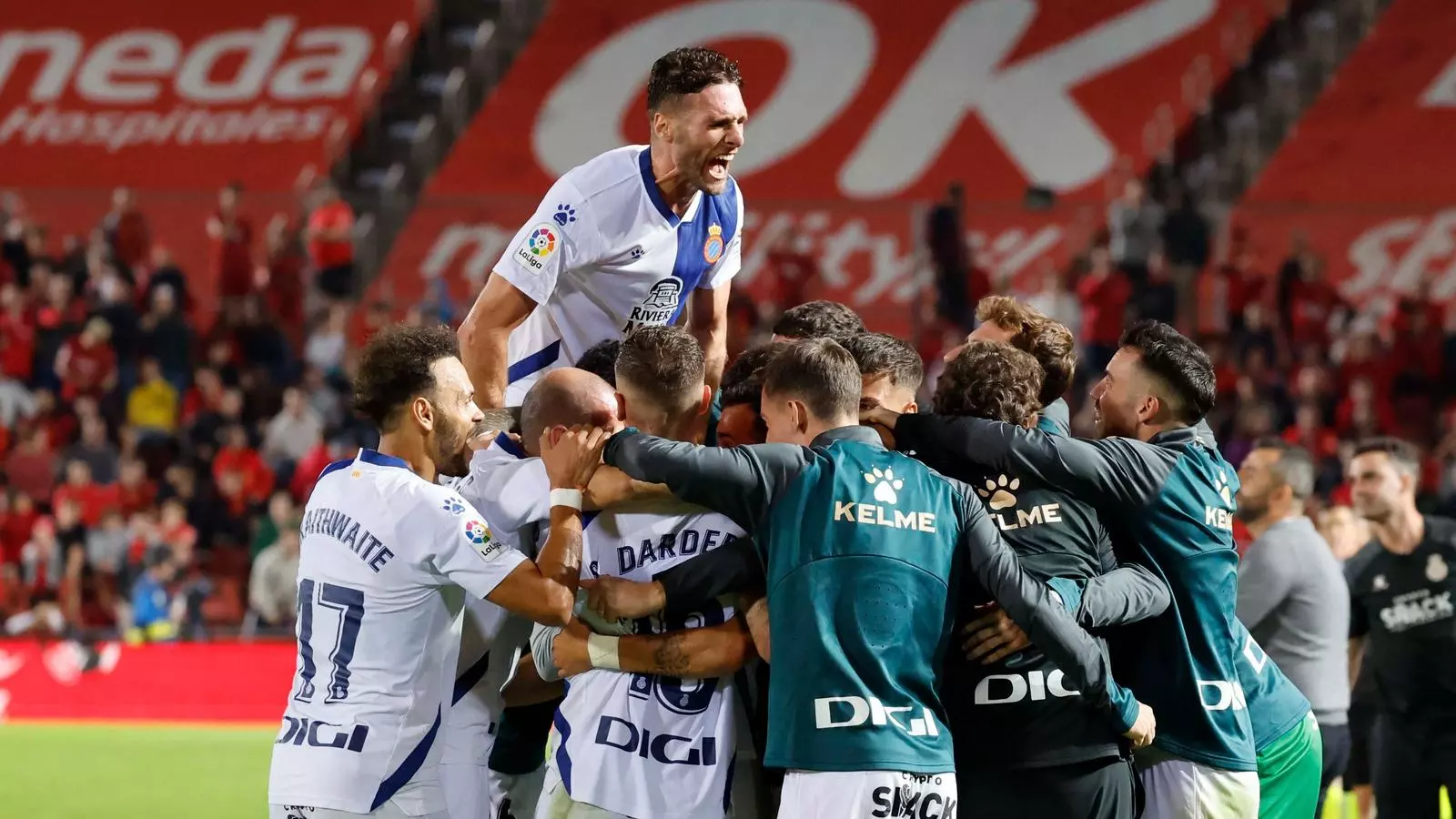 Els jugadors de l'Espanyol fan pinya per celebrar el gol de l'empat a Son Moix