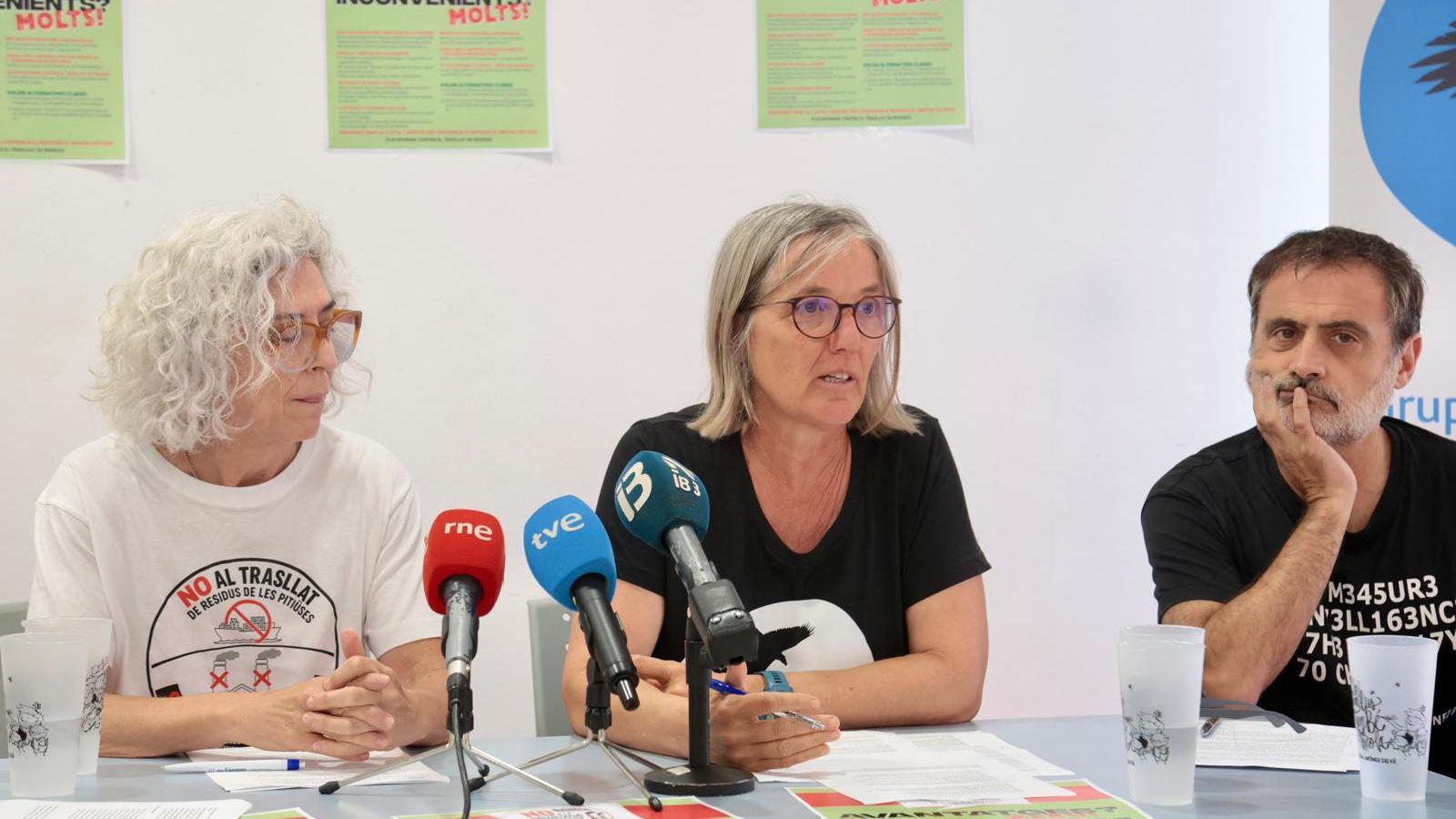 Representatives of the Son Sardina Residents' Association and the GOB this morning at a press conference