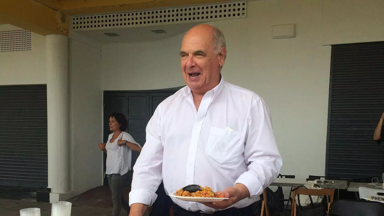 Rabell serveix paella a Sant Carles de la Ràpita