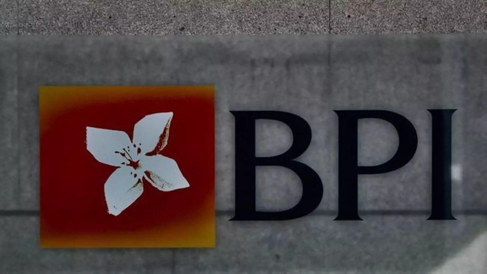 Llum verda a l'opa de CaixaBank a BPI