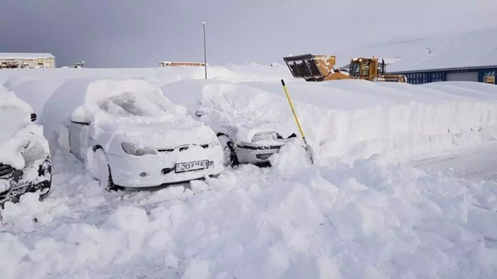 Imatges de la nevada a la localitat d'Akureyri, dificultats per trobar els vehicles / Lögreglan á Norðurlandi Eystra