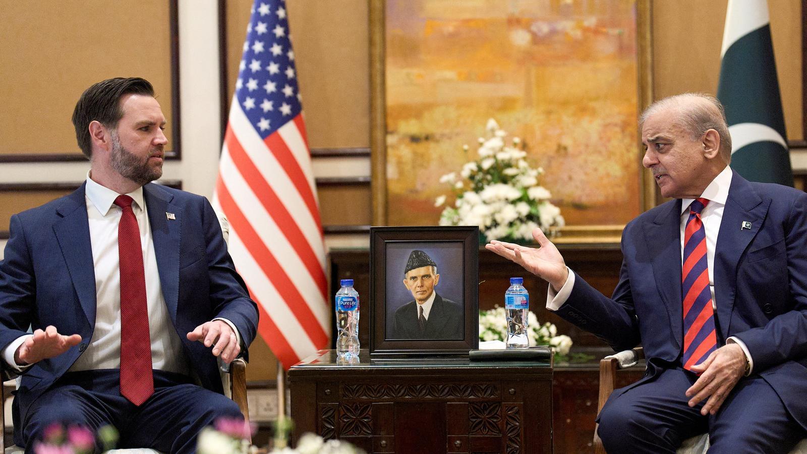 El vicepresident dels Estats Units, JD Vance es reuneix amb el primer ministre del Pakistan, Shehbaz Sharif, per mantenir converses sobre l'Iran, a Islamabad.