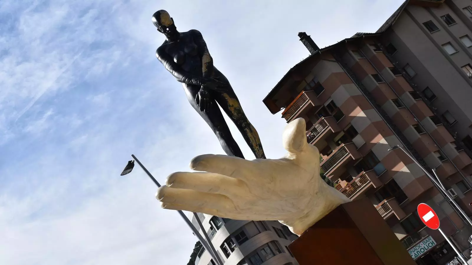 L'escultura d'homenatge a les víctimes de la Covid-19.