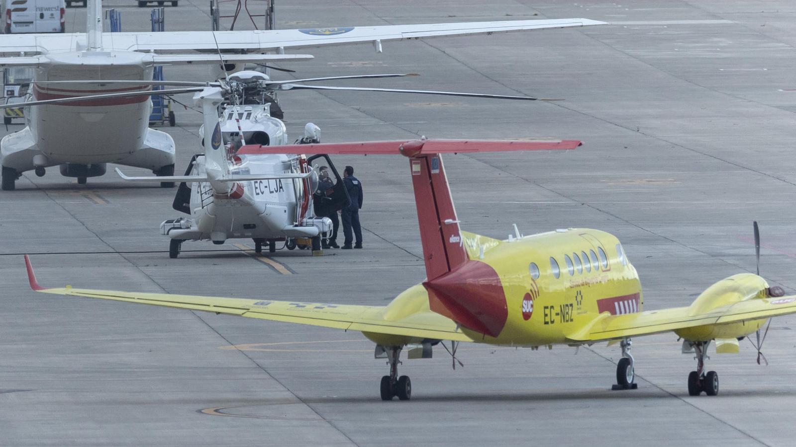 Evacuation from Gran Canaria airport of two of the cruise ship passengers affected by hantavirus.