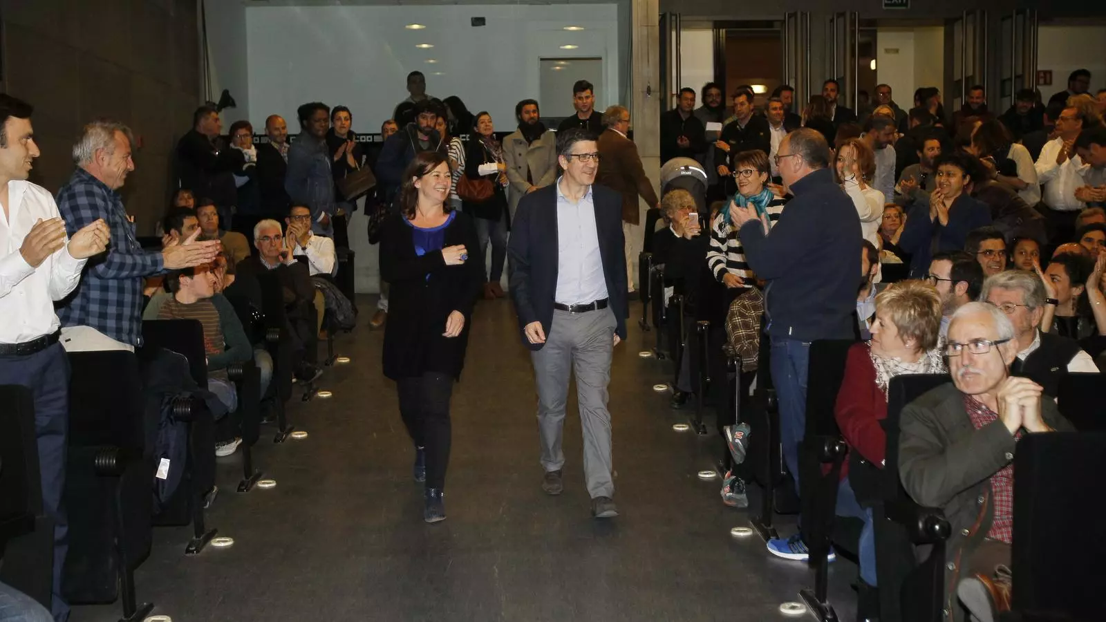 El candidat a la secretaria general del PSOE, Patxi López, arriba a l'acte acompanyat de Francina Armengol.