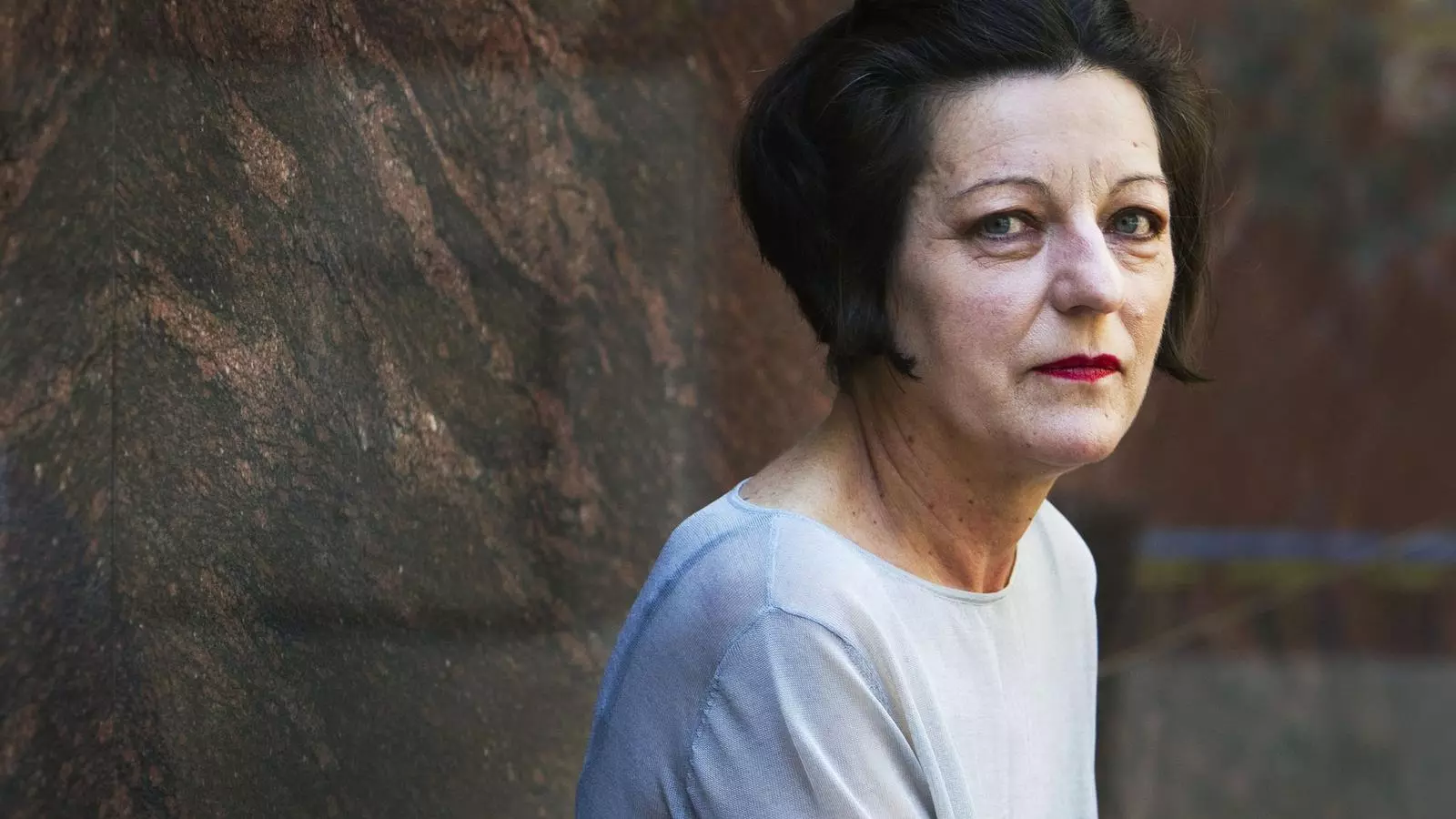 LA MIRADA DE MÜLLER
Nascuda l'any 1953 a Nitchidorf, un poblet de parla alemanya del Banat romanès, Herta Müller ha convertit la denúncia de la repressió i la persecució comunista en un dels motors temàtics i anímics de la seva obra.