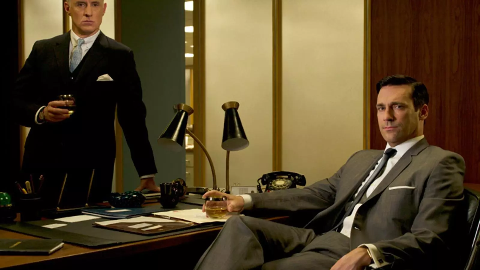 John Slattery i Jon Hamm interpreten Roger Sterling i Don Draper, dos personatges atrapats en un canvi d'època.