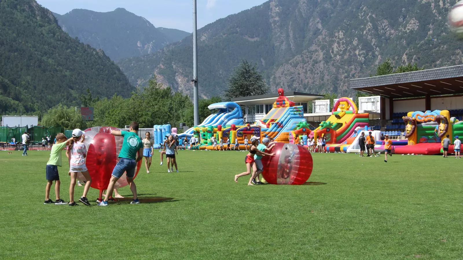 Les activitats celebrades a l'Estadi Comunal en el marc de la cloenda del Consell d'Infants d'Andorra la Vella.